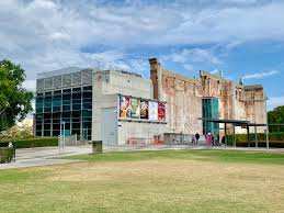 Brisbane powerhouse features two main stage theatres and three additional performance venues, gallery spaces, two restaurants and bars, corporate facilities and one of the best river views in. File Rear Wall Of Brisbane Powerhouse Seen From New Farm Park Jpg Wikipedia