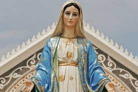 Cette année, le 15 août tombant un mercredi, les travailleurs ne pourront pas vraiment faire le pont. Marie N Est Pas Un Dieu Au Feminin