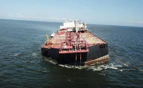 of oil from sinking oil tanker