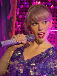 If anyone goes to madame tussauds London today I've left a friendship  bracelet with Taylor for someone to find