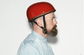 Fahrradhelme darunter steckt immer ein kluger kopf welt. Der Hut Muss Mit Sie Ahneln Ganz Entfernt Einer Zu Gross Geratenen Modisch Aufgehubschten Kreuzung Aus Tropenhelm Und Kaffeewarmer Was An Ihrem Unterbau Einem Handelsublichen Fahrradhelm Liegt Fur Das Geubte