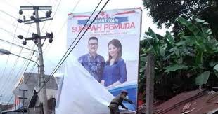 Baliho natal 2017 dan tahun baru 2018 juliari p batubara enom lan mumpuni di pasang di kota semarang kab semarang dan kota salatiga. Baliho Ucapan Selamat Natal Keluarga Kaloh Inkiriwang Diturunkan Sepihak