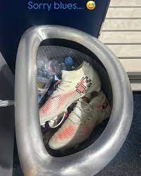 Havoline Deportivo | ¡Marc Cucurella tiró sus zapatos a la basura! 🗑️ El español se resbaló dos veces y eso le costó dos goles al #Chelsea, por lo que se... | Instagram