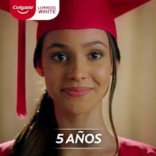Has dado lo mejor de ti en estos años. Da tu mejor sonrisa con Luminous  White que elimina 10 años de manchas en 4 semanas.