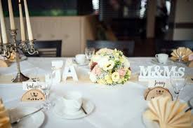 Satinbändern verleihen der dekoration einen glamourösen touch. Tischdeko Hochzeit Die Besten Tipps Ideen Fur Zauberhafte Hochzeitstische