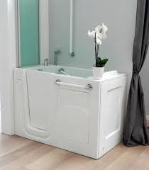 La tenuta stagna della porta è garantita dalla pressione esercitata dall'acqua sulla porta, assicurandone la tenuta perfetta anche con la maniglia in posizione aperta.e' facile da installare, così da poter sostituire senza problemi la vecchia e scomoda vasca da bagno, la vasca a sedere amica di thermomat può essere installabile ad angolo o a centro stanza, per assecondare al meglio. Vasca Con Sportello Milano Bagnosereno It
