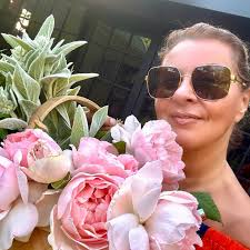 Is there anything more beautiful than giving a friend flowers from your own  garden! We live in an apartment in town so to have picked these gardenias  from our balcony is pretty
