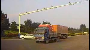 交通事故合集 含解说 版本2 在路口和大车抢道 电线杆子都被连累了 trucks vehicles