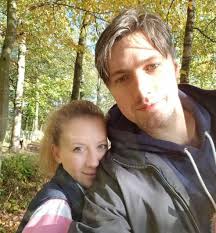 Morre mulher que teve câncer confundido com menstruação, no Reino Unido