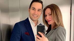 İstanbulbüyükşehir belediye başkanı kadir topbaş'ın kıydığı nikahla evlenirken, demet şener, ünlü modacı yıldırım mayruk'un hazırladığı gelinliği giydi. Cenk Kupeli Kimdir Kac Yasinda Ne Is Yapiyor Demet Sener Ve Cenk Kupeli Yollarini Ayirdi