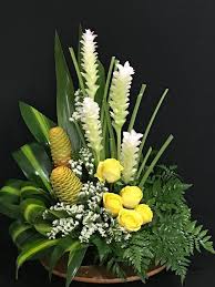 Christmas Arrangement Rustikaleweihnachtentischdeko Christmas Arrangement In 2020 Fresh Flowers Arrangements Church Flower Arrangements Tropical Flower Arrangements