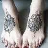 Karena kulit tangan itu tidak mudah berkeringat dan teksturnya cukup bagus untuk di lukis dengan henna hehe 🙂 1
