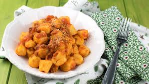 Aggiungere il sale e impastare le patate con la farina di mais e la farina 00, amalgamare bene gli ingredienti e formare cuocere gli gnocchi in acqua bollente e scolare non appena vengono a galla. Gnocchi Di Polenta Con Ragu Di Maiale