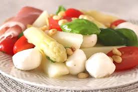 Omit the eggs and this becomes a vegan salad. Low Carb Rezept Spargelsalat Mit Tomaten Und Pinienkernen Foodonauten De