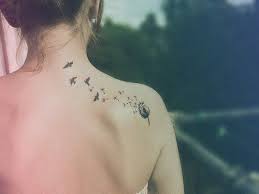 Il est très souvent tatoué avec la fleur qui s'envole, synonyme de voeu à réaliser avec parfois une envolée d'oiseaux qui peuvent être la pluplart du temps des hirondelles ou des colombes, renforçant le message de paix et. Epingle Sur Tatoo