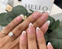 Image de Almond nail shape