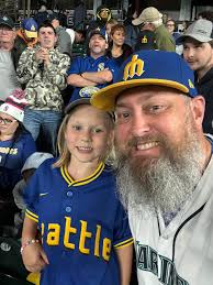 Attending a Mariners game with Daphne and my mom was fun, a rare experience  for her, and Daphne loves having her “far away”grandma join us, especially  sitting next to Julio in the