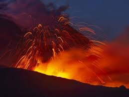 Lava was also seen flowing from the volcano, which is on the island of sicily. Sycylia Etna Znow Aktywna Z Wnetrza Wulkanu Wydobywa Sie Lawa Wiadomosci