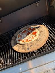 Stekt i 19 minutter, 250 grader på nederste rille i stekeovnen. Hvordan Lage Pizza Pa Pizzastein I Grillen Spesiellinor