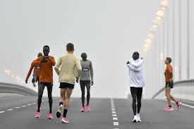 Korzystanie z 41 zamieniających się na trasie pacemakerów (zawodników dyktujących tempo). Marathondistanz Kipchoge Schafft Rekord Wien Orf At
