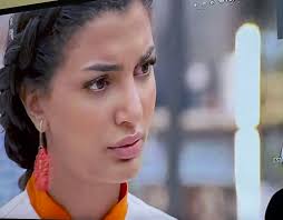 Celinee se le cae la masa al piso la recoge y se la cocina a los chef.  Falta de respeto darle comida a otra persona del piso. Debería ser  eliminada de una.