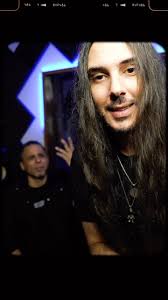 - El Team: “… Danny, tu y Omar tienen que hacer un anuncio pa las redes…”, 