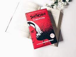 Y se debate entre el mundo de la magia de su familia y el mundo real de sus amigos. El Mundo Oculto De Sabrina El Camino De La Bruja Fantasia De Libros