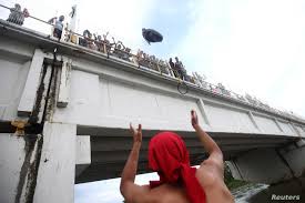 Esta frontera está delimitada por el río usumacinta. Migrantes Se Enfrentan En Frontera Mexico Guatemala Voice Of America Spanish
