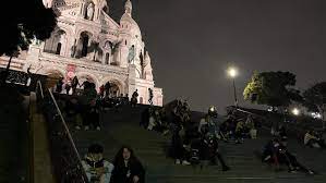 Hier soir, j'ai lu un peu et j'ai dormi sur le divan. Tu As Vole Le Rose Les Etudiants Ont Profite De Leur Derniere Soiree Sans Couvre Feu Le Figaro Etudiant