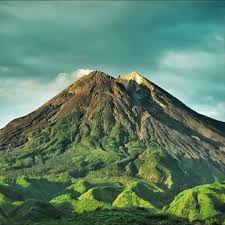 Mount Merapi Gunung Merapi Literally Fire Mountain In Indonesian Javanese Is An Active Stratovolcano Located On Gunung Merapi Pemandangan Liburan Romantis