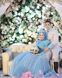 Mempelai wanitanya membawa botol hand sanitizer dan mempelai prianya membawa. Gaya Foto Pengantin Romantis Di Pelaminan Foto Candid Kekinian