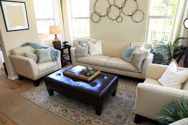 Find the perfect home furnishings at hayneedle, where you can buy online while you explore our room designs and curated looks for tips, ideas & inspiration to help you along the way. 50 Beautiful Living Rooms With Ottoman Coffee Tables Home Stratosphere