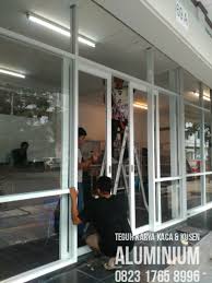 Kami melayani penjualan kaca mulai dari produksi, pemotongan, gosok mesin, proses kaca tempered sampai pemasangan. Harga Pintu Sliding Kaca Aluminium Home Desaign