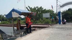 Gambar kereta bawa bendera pas. 400 Perlintasan Kereta Api Di Surabaya Malang Dan Lamongan Tidak Dilengkapi Palang Pintu Surya