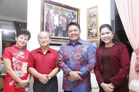 Di dalam keluarga pun, kita juga harus menunjukkan kepedulian tersebut. Imlek Herman Deru Ajak Keluarga Keliling Ke Rumah Tokoh Tionghoa Di Sumsel Metro Sumsel