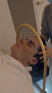 Kopfmassage mit Wasser