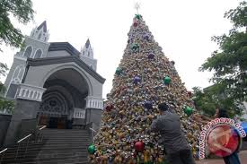 Pohon natal ini lebih sederhana dari pohon natal yang pernah ada, karena pohon natal. Umat Katolik Ngawi Buat Pohon Natal Dari Botol Antara News