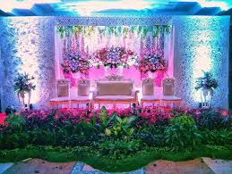 Kami toko bunga yang berada di ps bunga kayoon surabaya yang bergerak di bidang usaha florist dan dekorasi, menerima pesanan, pembuatan dan pengiriman segala produk karangan bunga dan dekorasi pengantin,kami melayani bermacam macam dekorasi seperti dekorasi jawa (gebyog),dekorasi tradisional,dekorasi modern. 41 Dekorasi Pelaminan Sederhana Yang Modern Paling Kreatif Calonarsitek Com