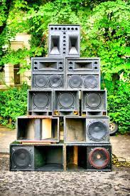 A dub reggae sound system consists of subs (sub bass), bass (kick bins), mids (vocals) and tops (tweeters). Pin By Lm Nimo On Selector Soundsystem Sound Wall Sound Sculpture Sound System