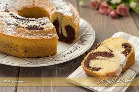 La ciambella bicolore è un dolce soffice e genuino, un ciambellone bianco e nero marmorizzato al gusto cacao e vaniglia! Ciambellone Bicolore All Acqua Soffice