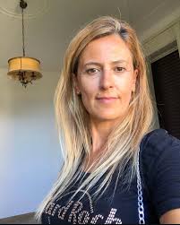 Couple seeking social connection in Barcelona