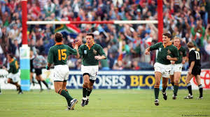 Ne ratez pas la vidéo de l'essai manqué d'abdelatif benazzi dans les dernières minutes de france vs afrique du sud en 1995. Rugby Il Y A 25 Ans L Afrique Du Sud Sur Le Toit Du Monde Dw Sport Dw 24 06 2020