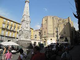 Box auto al piano secondo seminterrato di 18 mq, libero. File Napoli Piazza San Domenico Maggiore 1 Jpg Wikimedia Commons