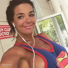 Сексуальная Карина Зверева на горячих селфи  ZCELEB.COM