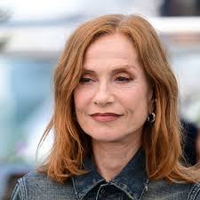 Cannes 2025 : Isabelle Huppert (72 ans) surprend, elle ose le look jean  délavé sur le red carpet