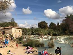 Saturnia'da, cascate del mulino bölgesinin yanında yer alan la casa delle cascate, özel bahçe alanı, barbekü olanakları ve mutfaklı konaklama birimleriyle hizmet cascate del mulino kaplıcaları yakınında yükselişte olan en popüler 10 otel. Cascate Del Mulino In Toscana Terme Libere Di Saturnia