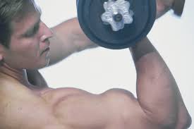 Ücretsiz stok fotoğraf: Stüdyoda poz veren kaslı erkek modeli