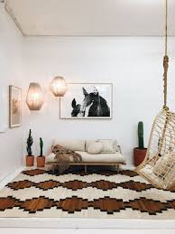 Many modern southwest rooms feature bright white walls and black accents in the furniture and decor. Interior Trends Southwestern Desert Style Is The New Boho