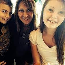 Lori Grindle's Instagram, Twitter & Facebook