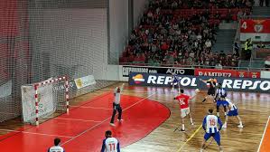 Depois de um campeonato perfeito, com 30 vitórias em 30 jogos, os dragões procuram a 'dobradinha', o que significaria o pleno de triunfos em portugal durante uma época inteira. Andebol Fc Porto Vence Classico Frente Ao Benfica Andebol Sapo Desporto